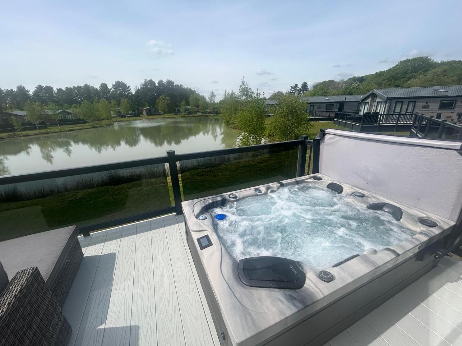 Hotchkin Lodge 우드홀스파 외부 사진